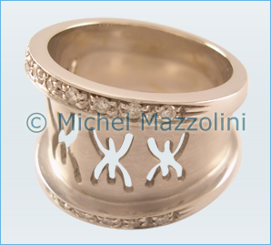 Immagine di un anello in oro bianco con diamanti e logo traforato.